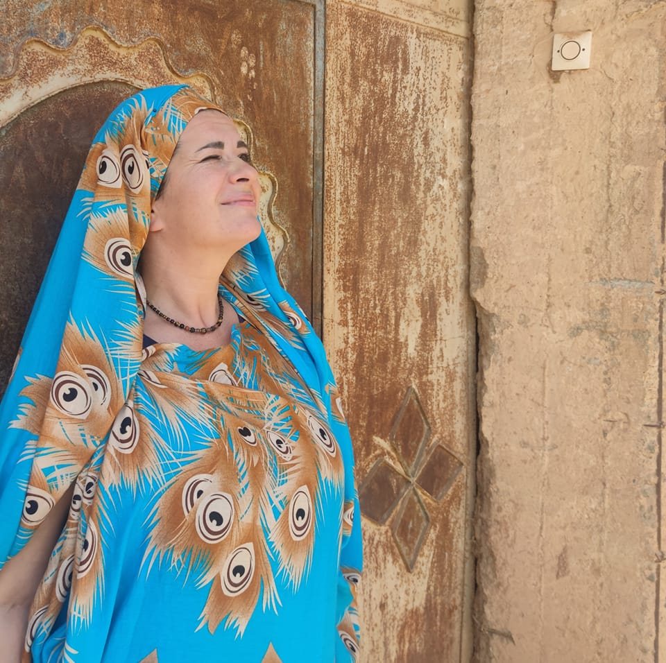 Ilona في المغرب متلفعة بقماش أزرق مزخرف